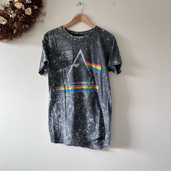 Urban Heritage | Men’s Pink Floyd Graphic Tee - Picture 2 of 3